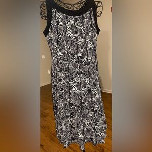 Dress Perception Size 8 Black & White Shift